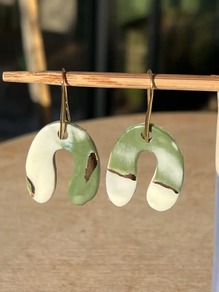 Czym jest biżuteria ceramiczna? Kolczyki ceramiczne wiszące Nerikomi